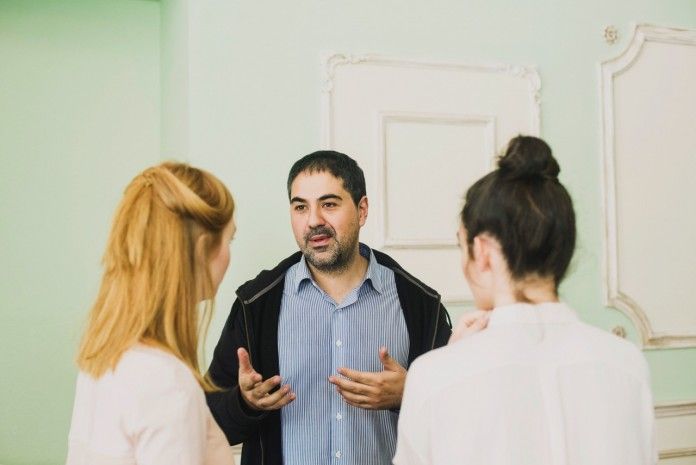 Víctor Claramunt, diseñador formado en la CEU-UCH, con las actrices protagonistas de su fashion film Breaking Rules, premiado en Australia. (FOTO: Natxo Martínez).