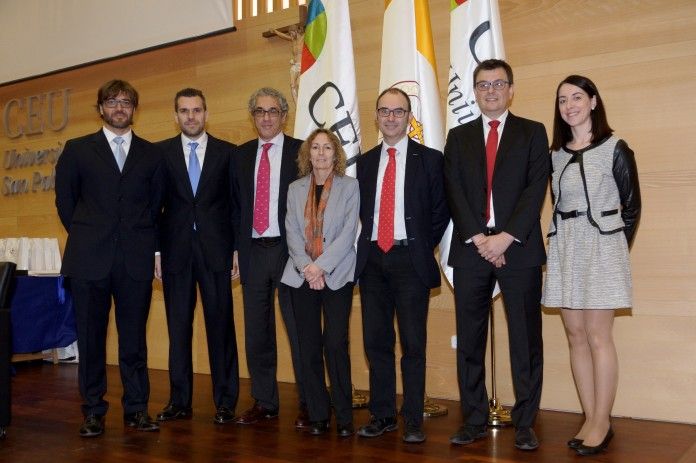 Enrique Anrubia, Ignasi Rosell, Gonzalo Rubio, Linda Palfreeman, el vicerrector Ignacio Pérez, David Viana y Laura Selva, durante la entrega de los Premios Ángel Herrera, ayer en Madrid.