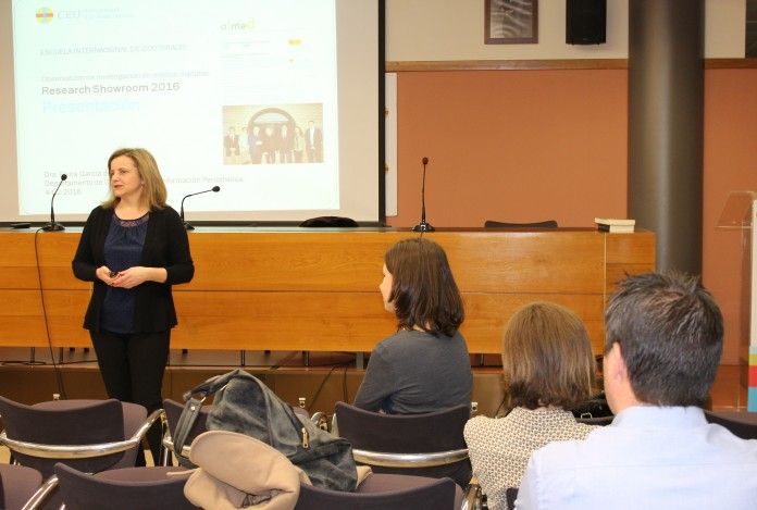 La profesora de la CEU-UCH Elvira García de Torres, directora de OIMED en el research showroom de presentación de las líneas de investigación del Observatorio.