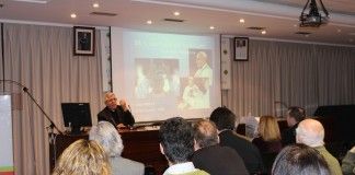 Jaime Sancho comparte la historia, la leyenda y los secretos del Santo Cáliz de Valencia con alumnos y profesores de la CEU-UCH