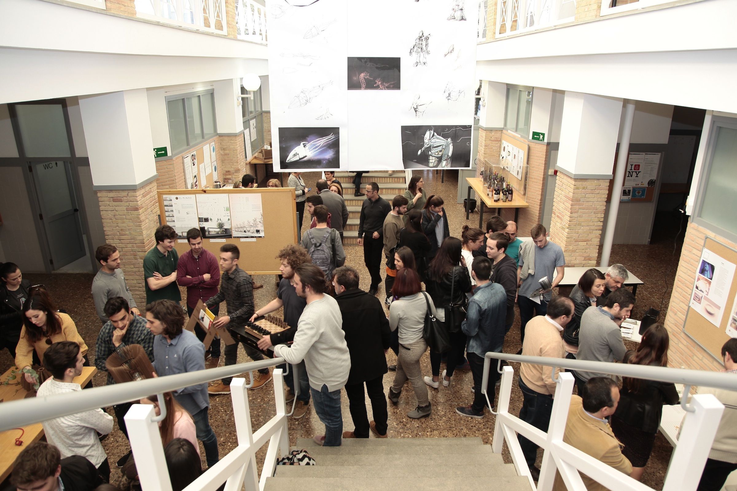 Los diseños de los estudiantes de Arquitectura y Diseño en los talleres Horizontal y Vertical han sido presentados en el hall de la ESET de la CEU-UCH.