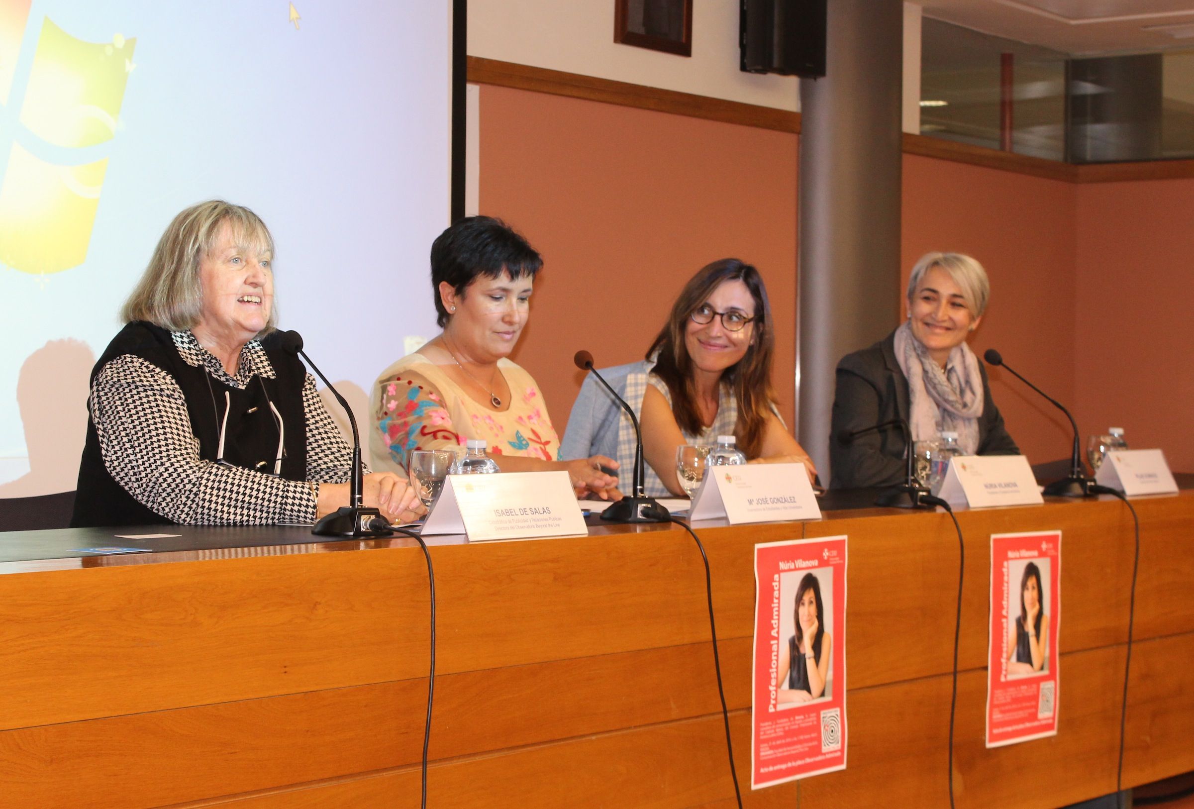 Isabel de Salas, María José González, Nuria Vilanova y Pilar Domingo, en la entrega del premio "Profesional AD-mirada" a Vilanova.