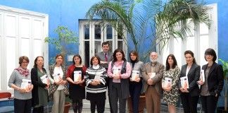 Estudio «Mujer e igualdad»: el aumento de la participación pública de la mujer no reduce los datos de la violencia de género Profesores de la CEU-UCH juristas coautores de "Mujer e Igualdad" con la directora general de Formación Profesional, en la presentación del libro.