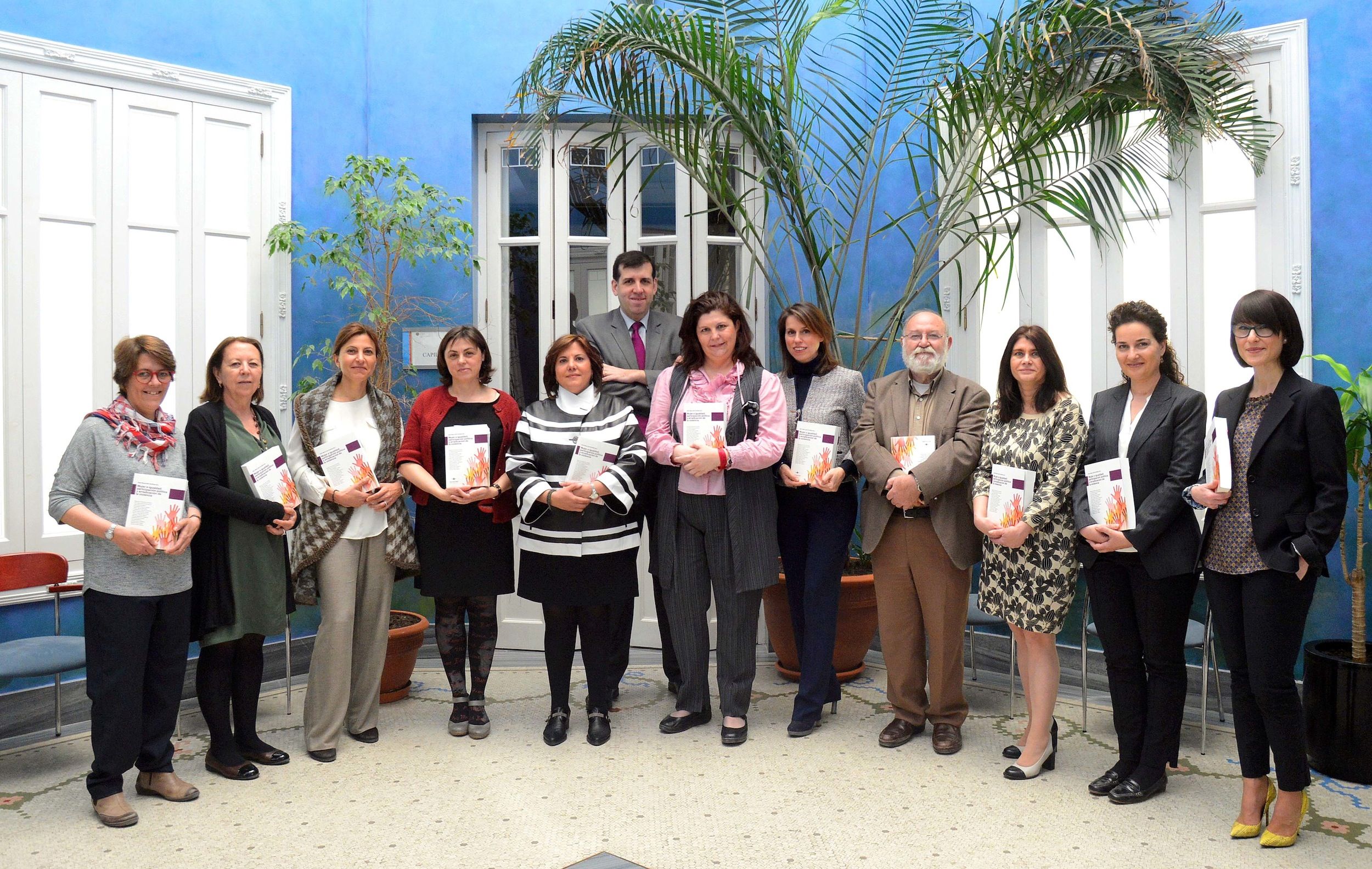 Profesores de la CEU-UCH juristas coautores de "Mujer e Igualdad" con la directora general de Formación Profesional, en la presentación del libro.