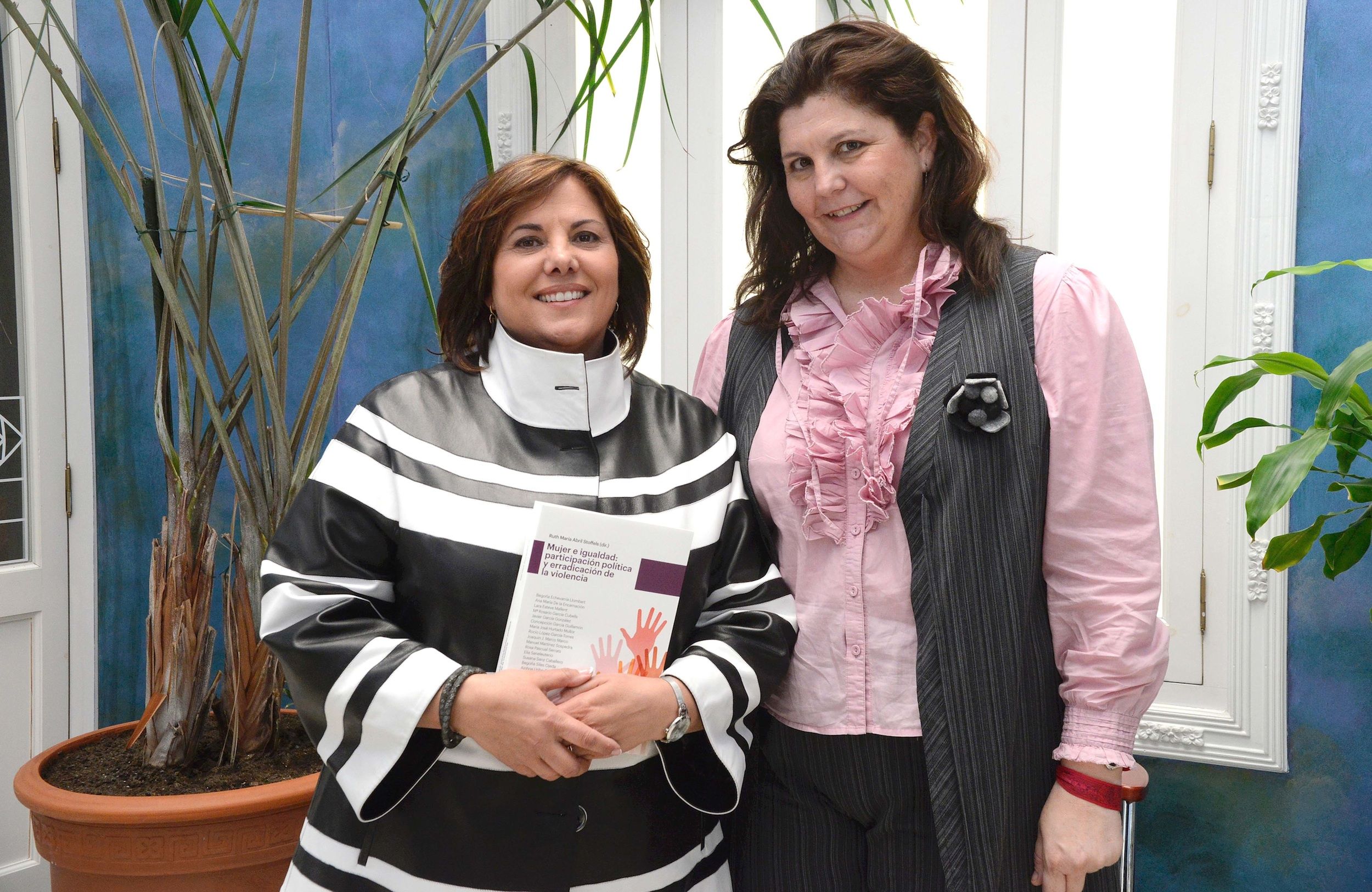 La directora general de Formación Profesional, Marina Sánchez, y la profesora Ruth Abril, coordinadora del libro "Mujer e Igualdad".