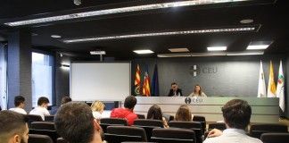 El consejero del Elche CF aborda en la CEU-UCH de Elche la relación entre deporte y Derecho