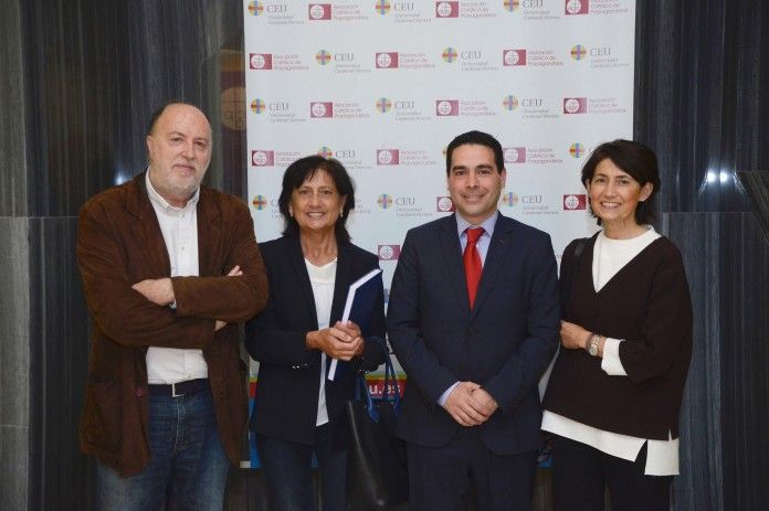 El profesor de la CEU-UCH Miguel Herráez y el autor de la tesis, Íñigo Salinas, junto a las hijas del escritor Miguel Delibes.