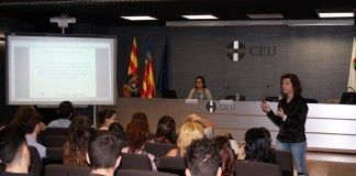 Expertos de la Unidad de Conductas Adictivas imparten un seminario sobre el manejo del paciente drogopendiente a alumnos de Enfermería del CEU de Elche