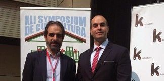 El catedrático de Veterinaria de la CEU-UCH Juan Manuel Corpa, presidente de la Asociación Española de Cunicultura El presidente saliente de ASESCU, Javier García Alonso, junto a Juan Manuel Corpa, de la CEU-UCH, tras su nombramiento.