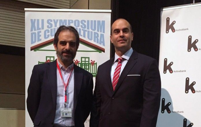 El presidente saliente de ASESCU, Javier García Alonso, junto a Juan Manuel Corpa, de la CEU-UCH, tras su nombramiento.
