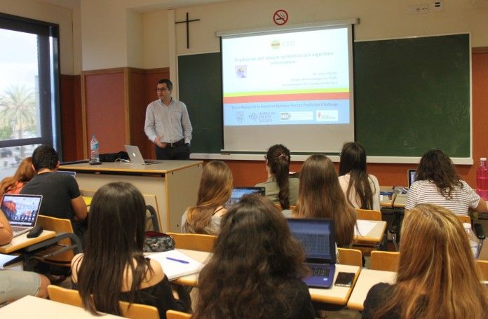 El profesor Juan Pardo explica a los estudiantes de Medicine de la CEU-UCH el algoritmo diseñado para predecir crisis de epilepsia.