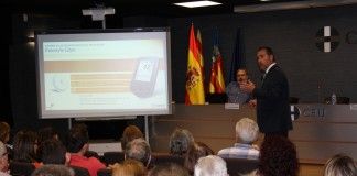 La Asociación de Diabéticos de Elche presenta en el CEU un nuevo medidor de glucosa