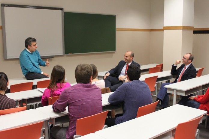 Penadés, Corpa, Pérez Roger junto a investigadores de la CEU-UCH, durante la charla organizada por el ICB.