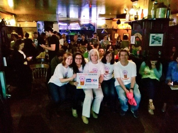 En el centro, Teresa Pérez Gracia, junto a los ponentes y organizadores de Pint of Science en Valencia.
