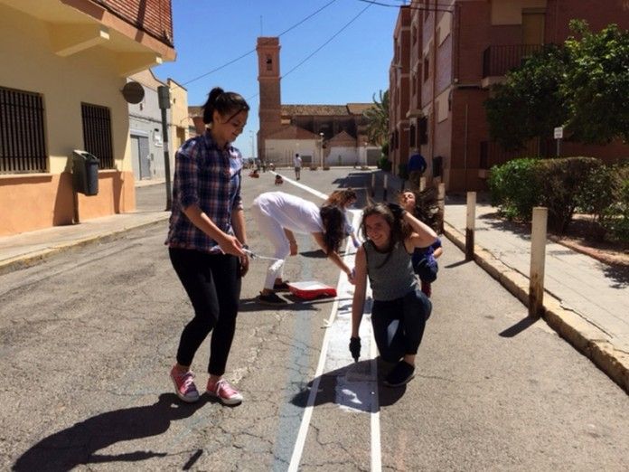 Primeras actuaciones para definición de nuevos usos de la plaza Sant Bertomeu de Alfara del Patriarca, frente a la Escuela de Enseñanzas Técnicas de la CEU-UCH