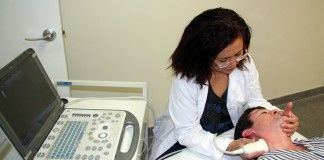 Una prueba diagnóstica impulsada por un estudiante de Fisioterapia de la CEU-UCH recibe el premio al mejor artículo científico vascular del año La doctora Briones realiza la prueba diagnóstica Eco Johiliss, diseñada en colaboración con el estudiante de Fisioterapia de la CEU-UCH Manuel Sos.
