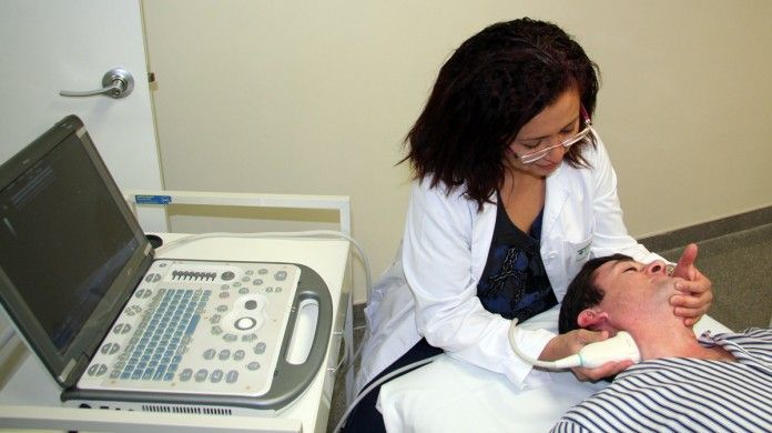 La doctora Briones realiza la prueba diagnóstica Eco Johiliss, diseñada en colaboración con el estudiante de Fisioterapia de la CEU-UCH Manuel Sos.