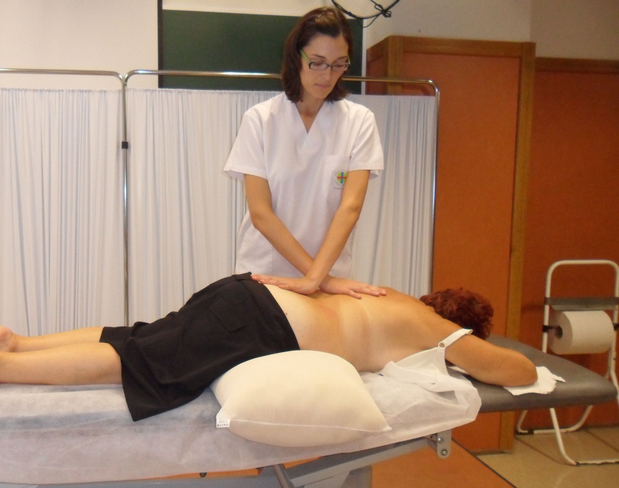 . La profesora de Fisioterapia de la CEU-UCH, María Dolores Arguisuelas, aplicando la técnica de relajación miofascial en la zona lumbar de una paciente.