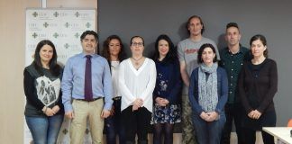 Investigadores de la CEU-UCH detectan por primera vez en España el consumo de una nueva droga conocida como ‘krokodil’ El doctor Gonzalo Haro, segundo por la izquierda, junto a los miembros del Grupo de Investigación TXP de la CEU-UCH.