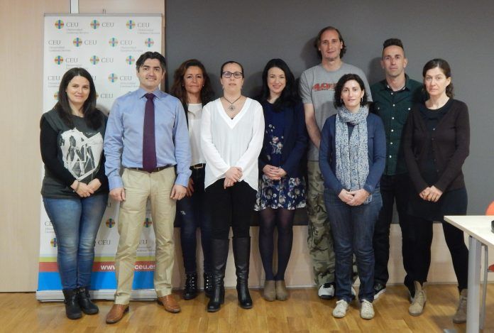 El doctor Gonzalo Haro, segundo por la izquierda, junto a los miembros del Grupo de Investigación TXP de la CEU-UCH.