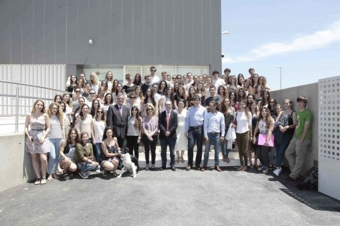 Miembros del equipo de gobierno de la CEU-UCH y de la Facultad de Veterinaria con el personal del Hospital Clínico Veterinario CEU-UCH.