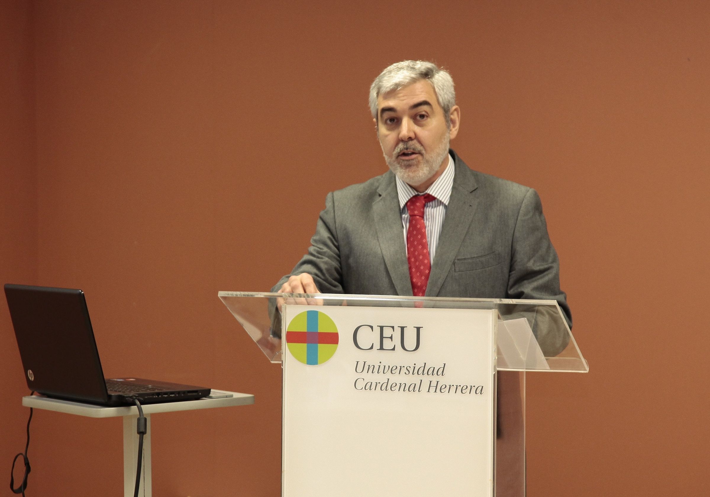 El doctor Juan Serrano, durante la defensa de su tesis doctoral, celebrada en la CEU-UCH el 29 de enero.