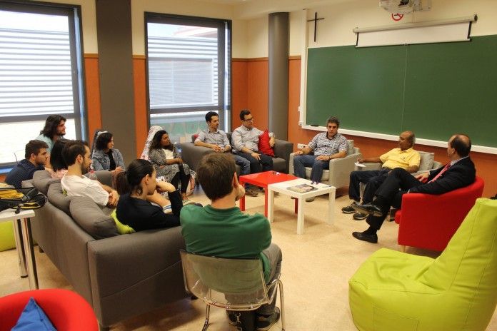 A la derecha, el profesor Corpa, el doctor Shivaprasad y el profesor Ortega, con los estudiantes de doctorado en Veterinaria de la CEU-UCH y CEINDO.