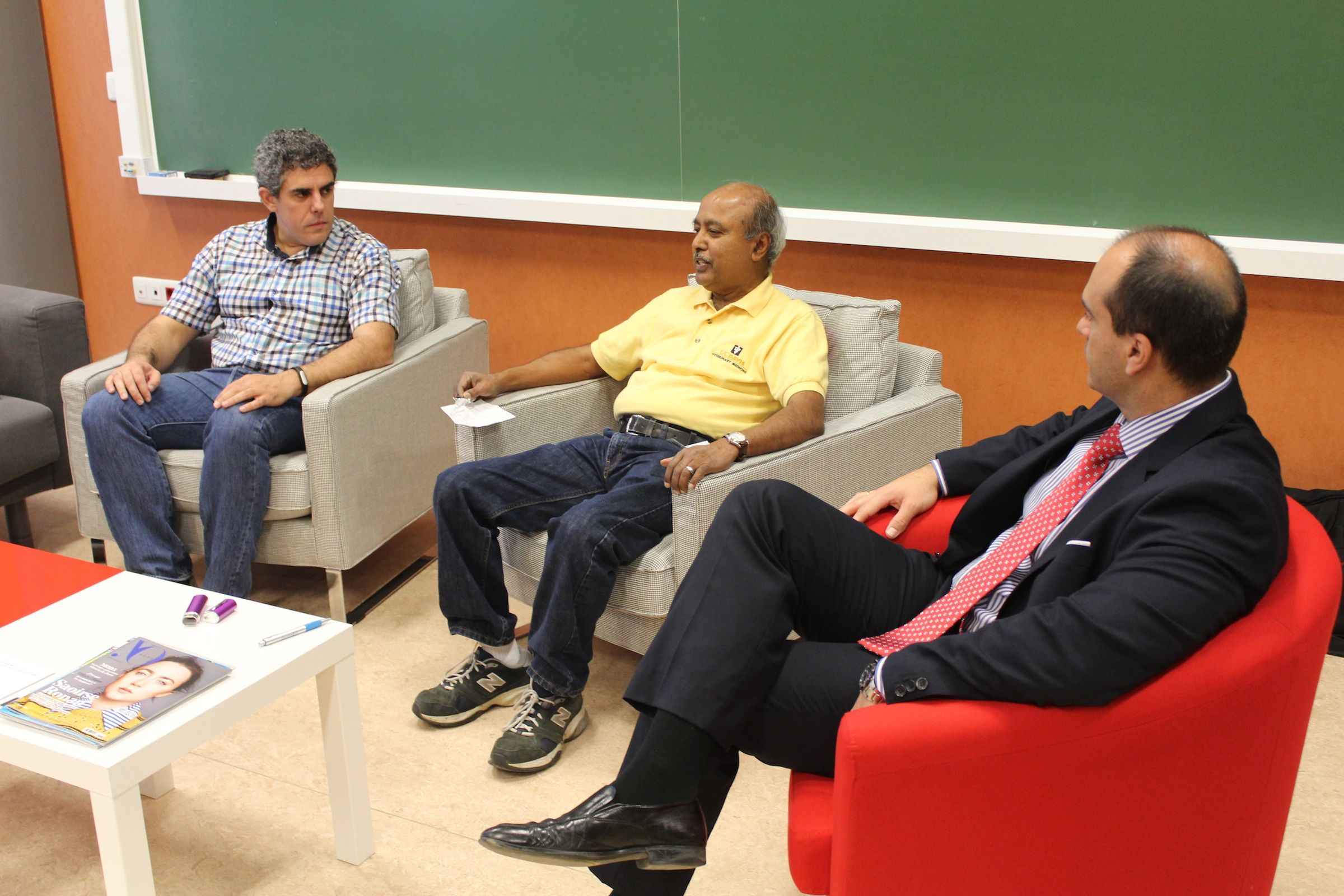 El doctor Shivaprasad, junto a los profesores de la CEU-UCH Joaquín Ortega y Juan Manuel Corpa, organizadores de la charla con doctorandos.