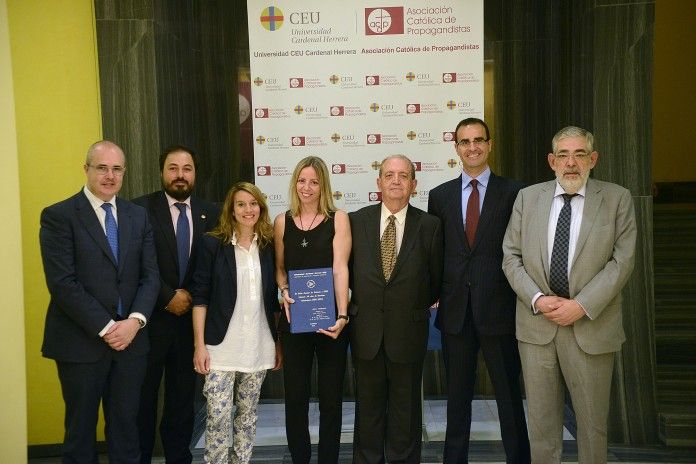 En el centro de la imagen, la doctora Isabel Moreno, junto a sus directores de tesis y miembros del tribunal y de la CEU-UCH.