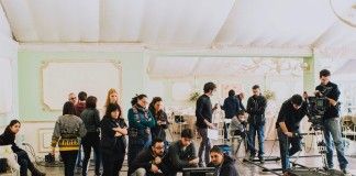 El alumni de Diseño Víctor Claramunt, premiado en los festivales de Berlín y Medellín El equipo de Víctor Claramunt, integrado en su mayor parte por profesionales de la CEU-UCH, durante el rodaje de “Breaking rules”, su fashion film más premiado internacionalmente.