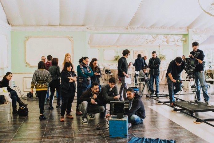 El equipo de Víctor Claramunt, integrado en su mayor parte por profesionales de la CEU-UCH, durante el rodaje de “Breaking rules”, su fashion film más premiado internacionalmente.