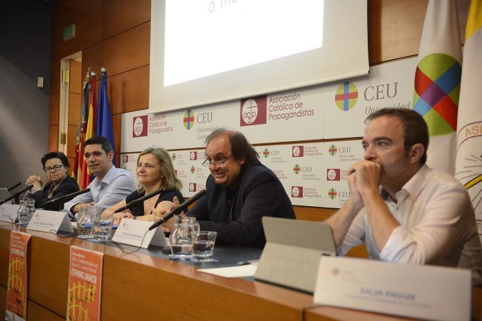 La profesora de la CEU-UCH Elvira García de Torres, organizadora del encuentro, ha moderado la primera mesa redonda.