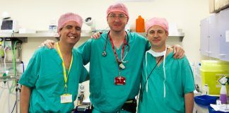 CEU-UCH y Royal Veterinary College aplican la imagen por ultrasonidos para minimizar los riesgos de la anestesia espinal en perros Los investigadores José Ignacio Redondo, Diego Castiñeiras y Jaime Viscasillas, en el Queen Mother Hospital for Animals de Londres.