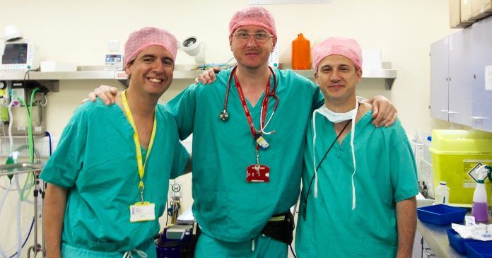 Los investigadores José Ignacio Redondo, Diego Castiñeiras y Jaime Viscasillas, en el Queen Mother Hospital for Animals de Londres.