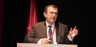 La CEU-UCH coordina a investigadores de tres universidades y cuatro hospitales en un estudio sobre lumbalgia y factores psicológicos El doctor Julio Doménech, profesor de la CEU-UCH, durante la presentación del estudio en GEER 2016. (Foto: GEER).