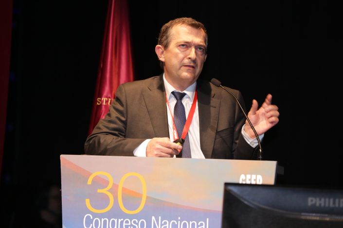 El doctor Julio Doménech, profesor de la CEU-UCH, durante la presentación del estudio en GEER 2016. (Foto: GEER).