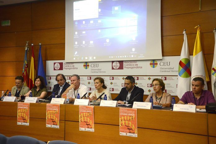 Representantes de cinco asociaciones de periodistas han participado en el Foro Abierto sobre Ética y Comunicación en la CEU-UCH.