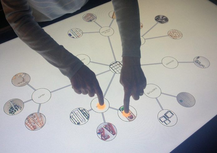 La 'tabletop' diseñada por investigadores de la CEU-UCH, la UPV y la University of Houston tiene aplicaciones docentes y de trabajo colaborativo.