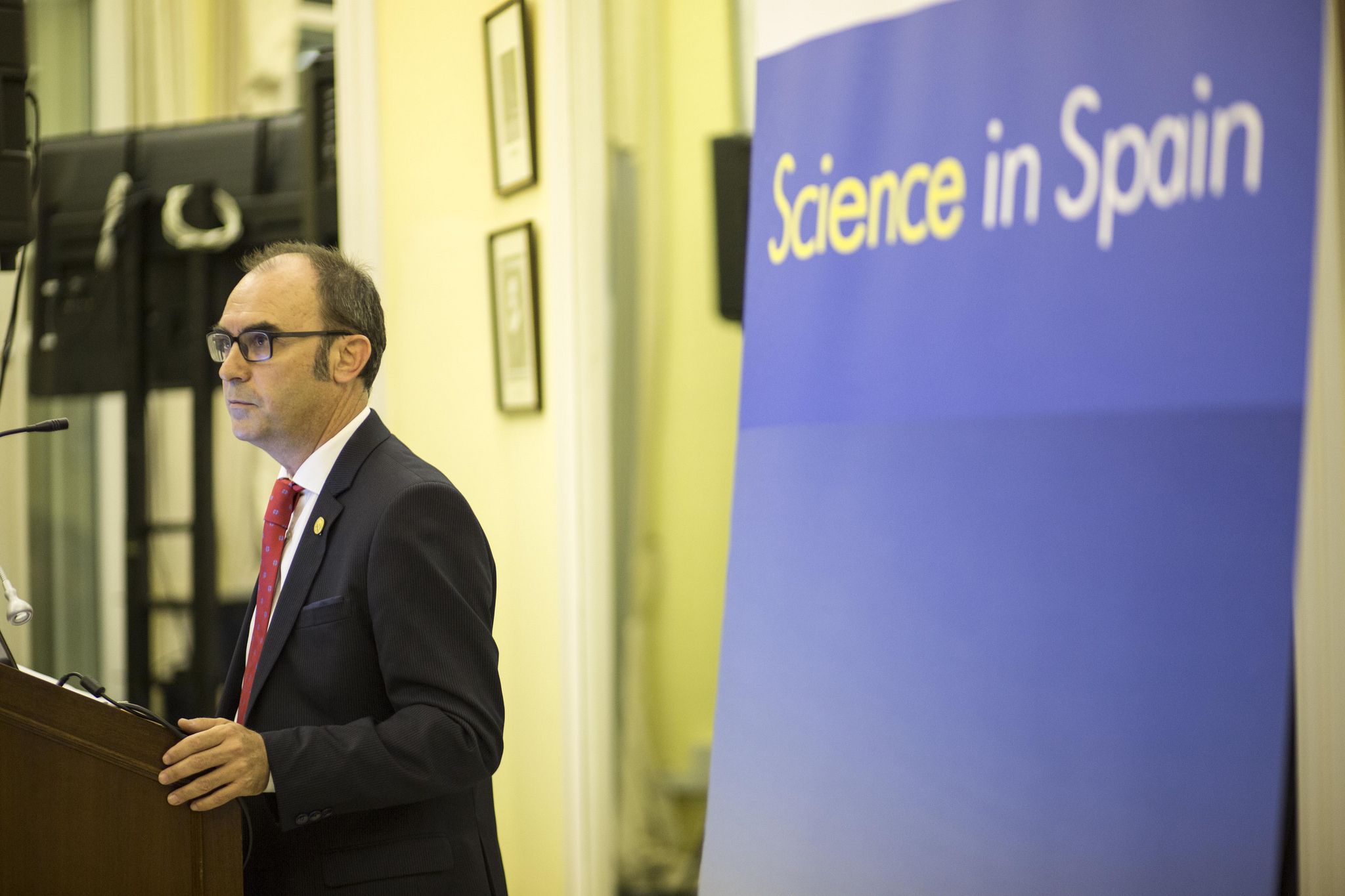 El vicerrector de Investigación Ignacio Pérez Roger, durante la presentación de la CEU-UCH en la embajada española en Londres. (Foto: Nekane R. de Ozamiz -nkproductions.org)