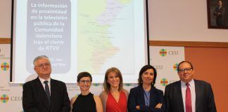 Una tesis analiza el nivel de pérdida de “información audiovisual pública de proximidad” que ha supuesto el cierre de Canal 9 La periodista María José Escuder (segunda por la izq.), junto a los miembros del tribunal de su tesis doctoral y su director, tras la defensa en la CEU-UCH.