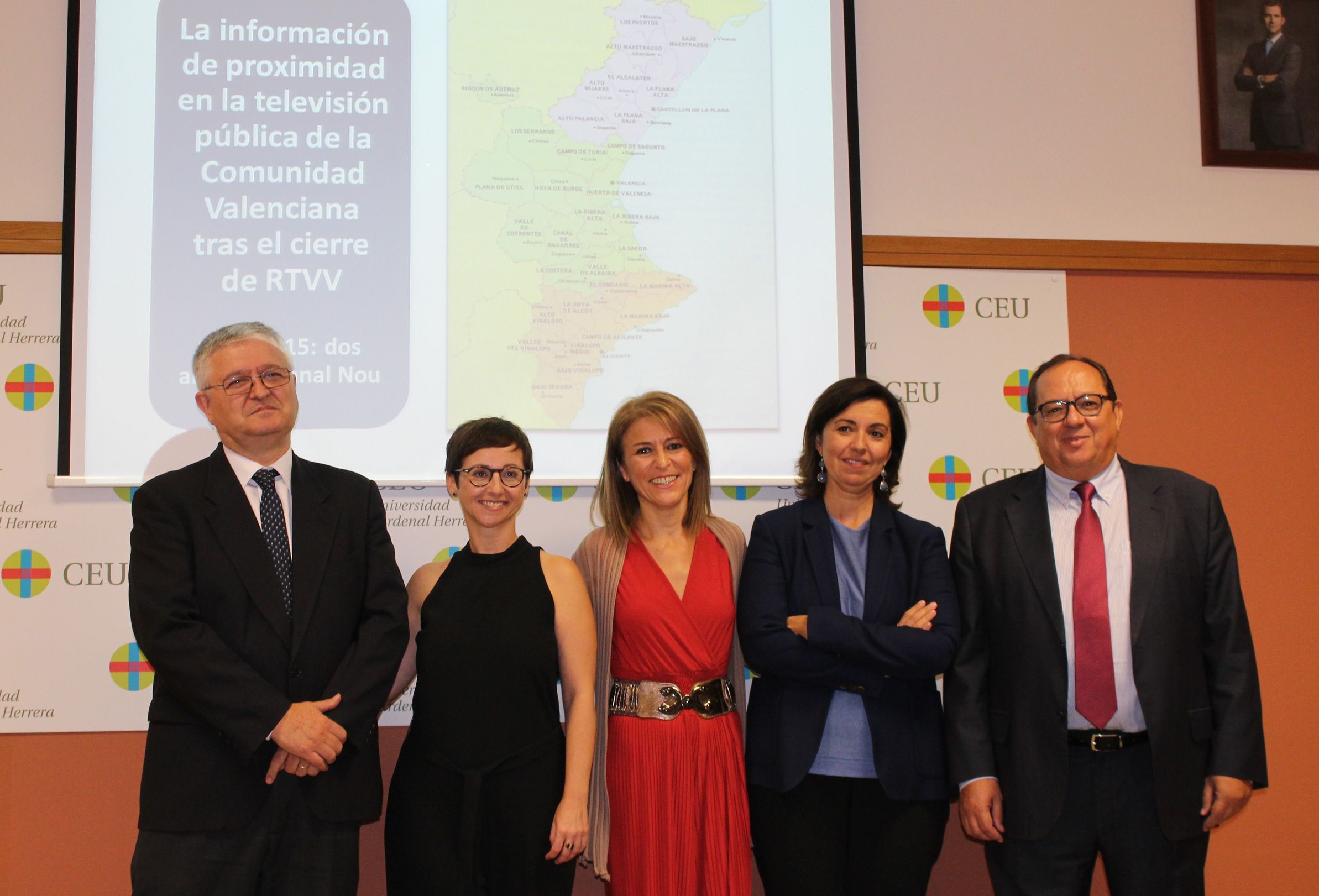 La periodista María José Escuder (segunda por la izq.), junto a los miembros del tribunal de su tesis doctoral y su director, tras la defensa en la CEU-UCH.