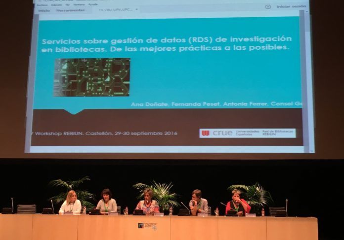 Ana Doñate, de Biblioteca UCH-CEU (2ª izq.), en la presentación de su investigación en el XV Workshop de REBIUN.