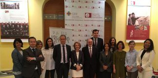 Expertos de cinco países se reúnen en la CEU-UCH para analizar la protección de los menores en los procesos judiciales La rectora de la CEU-UCH, Rosa Visiedo, junto a ponentes y organizadores del Congreso Internacional sobre el Interés Superior del Niño en la CEU-UCH.