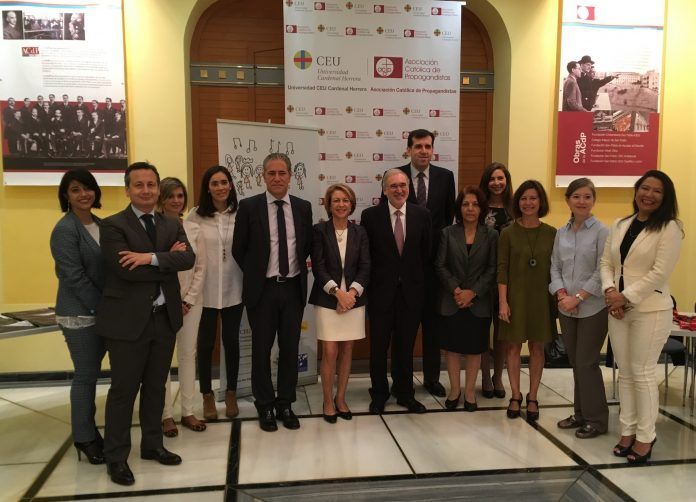 La rectora de la CEU-UCH, Rosa Visiedo, junto a ponentes y organizadores del Congreso Internacional sobre el Interés Superior del Niño en la CEU-UCH.