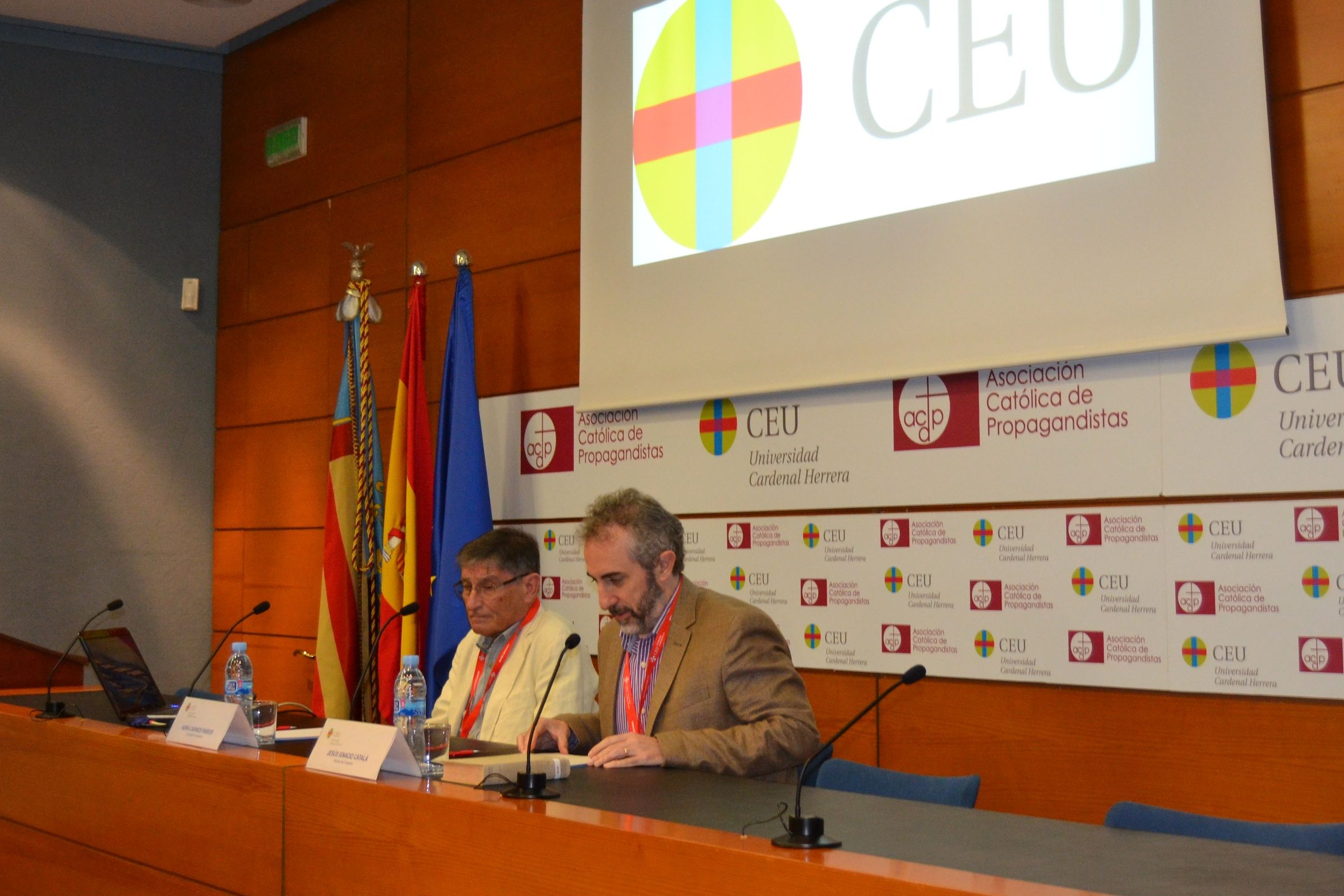 Adriá Casinos, de la Universitat de Barcelona, y el profesor de la CEU-UCH Jesús Catalá, directores del Congreso.