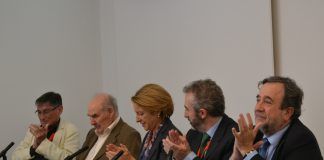 Homenaje en el CEU al paleontólogo que inició el estudio de los yacimientos de Atapuerca Adriá Casinos, el paleontólogo Emiliano Aguirre, la rectora de la CEU-UCH Rosa Visiedo, Jesús Catalá y Javier Castellanos, durante el homenaje a Aguirre en el CEU.
