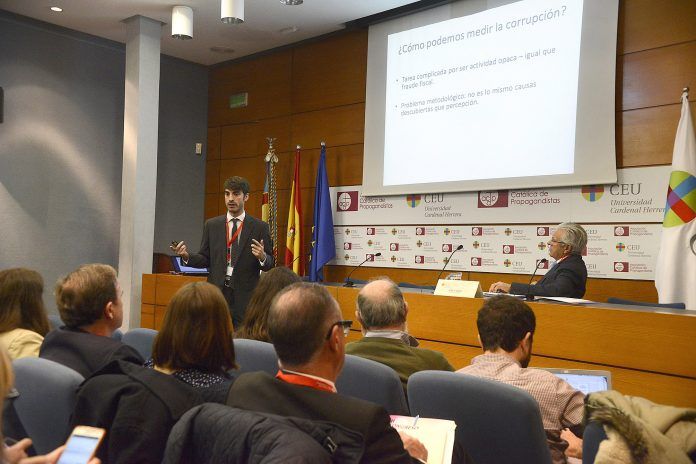 El politólogo Pablo Simón, editor de Politikon, ha abierto las sesiones del Congreso.