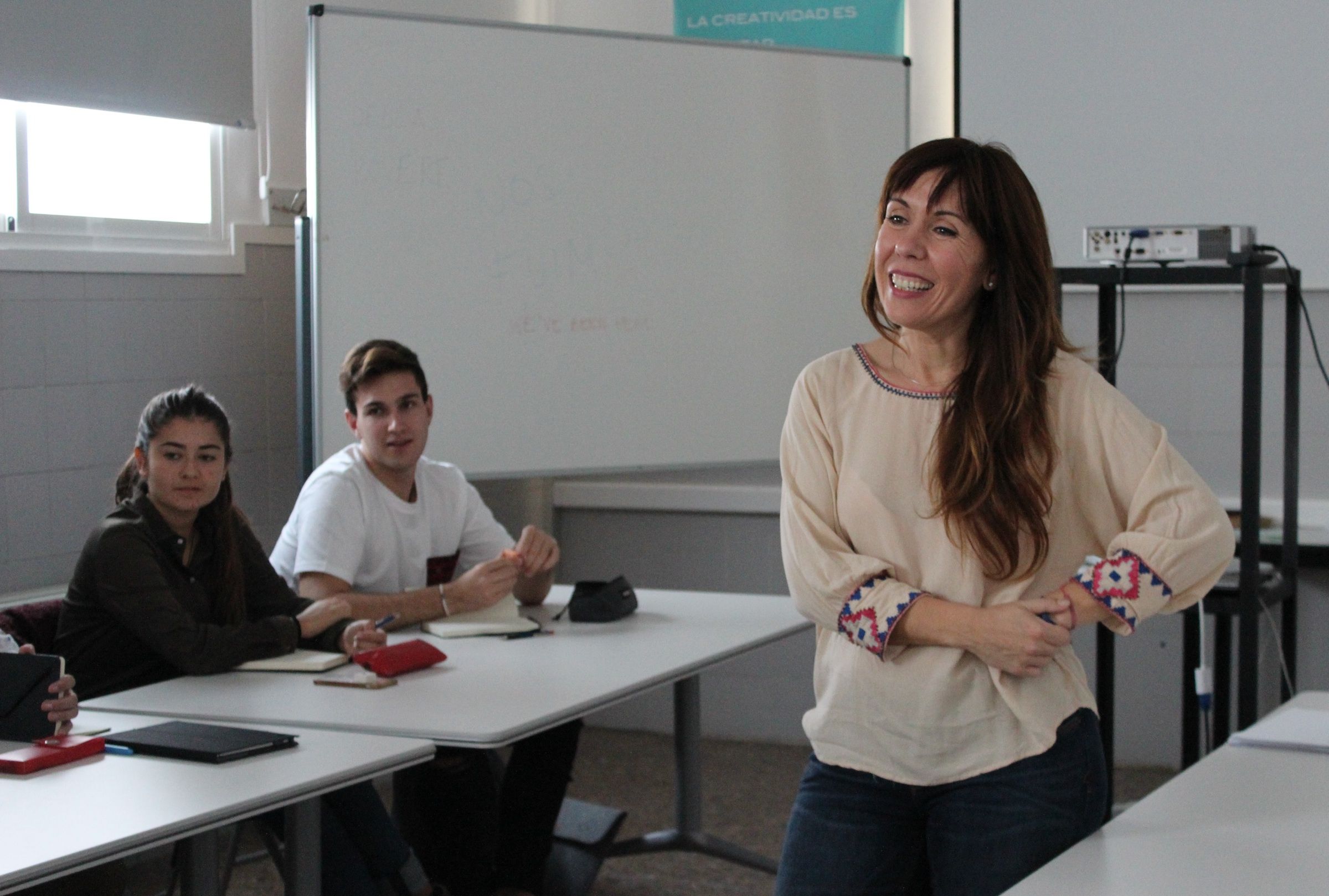 La directora creativa transmedia Ana Illueca imparte en la CEU-UCH el workshop "Stop in the name of work".