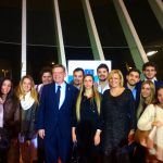 Veinte estudiantes de Derecho y Políticas, con la comisaria europea Corina Cretu y el presidente de la Generalitat Valenciana Estudiantes y profesoras de la CEU-UCH, junto a la comisaria europea Corina Cretu y el presidente de la Generalitat Valenciana, Ximo Puig.