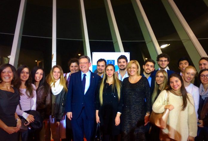 Estudiantes y profesoras de la CEU-UCH, junto a la comisaria europea Corina Cretu y el presidente de la Generalitat Valenciana, Ximo Puig.